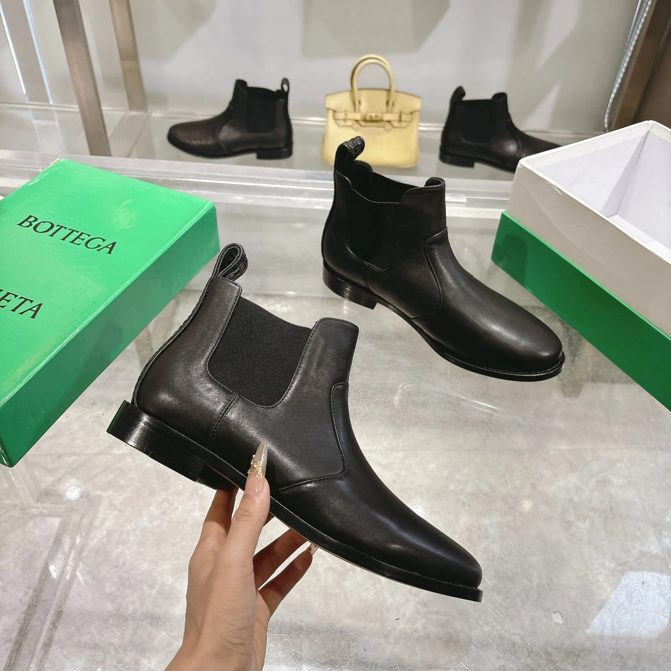 [BV] Top P:980💰Size for couples: Female 35-39 Male 39--44 (Female 40. Male 38.45.46.47 customization is not returnable) [Note‼ ️] Add 💰 to size 46, add 20💰 to size 47, Bottega Veneta 2025 autumn and winter counter synchronized style Bottega Veneta small round toe short boots, high mercerized cow velvet, solid color cow lining! Leather outsole! A one-to-one replica of the original! Fine workmanship! quality assurance!